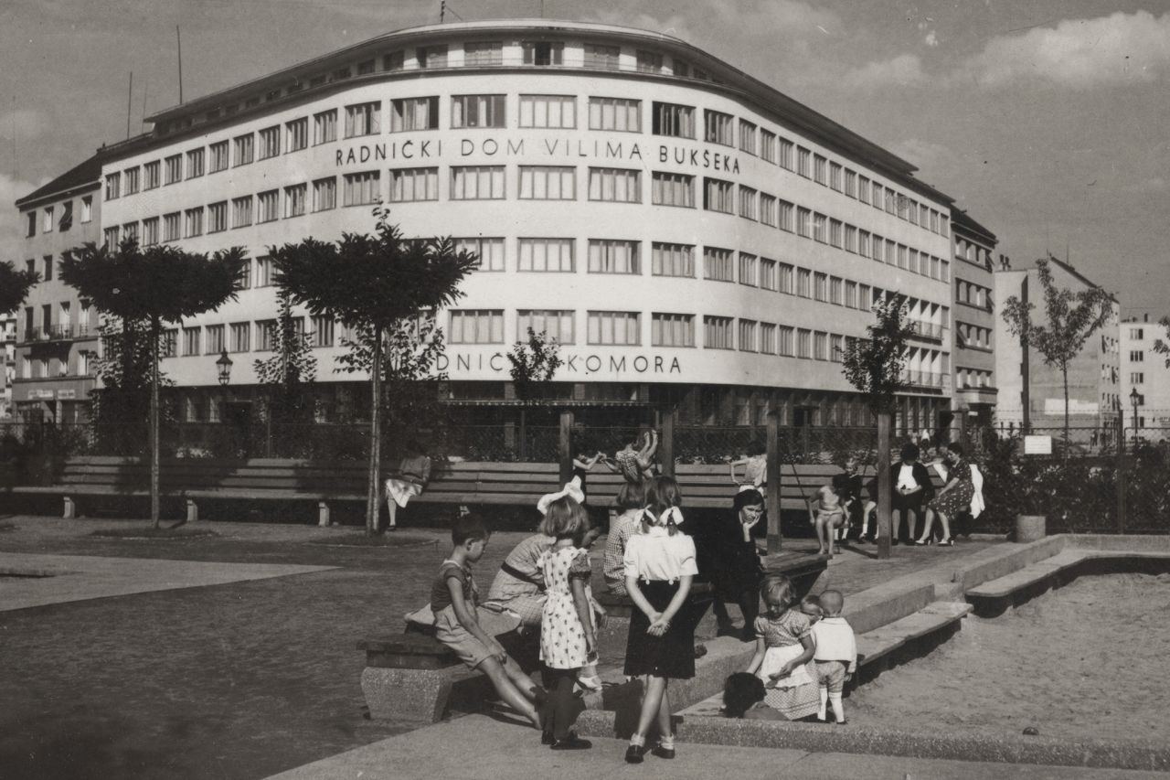 Trg kralja Petra Krešimira IV, dječje igralište, oko 1940. godine